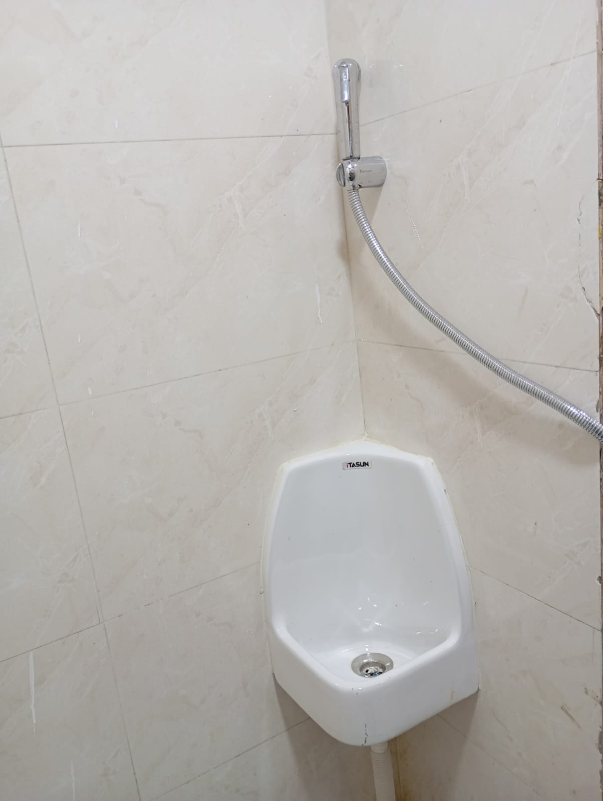 Retail Shop For Rent in Dadarkar Building