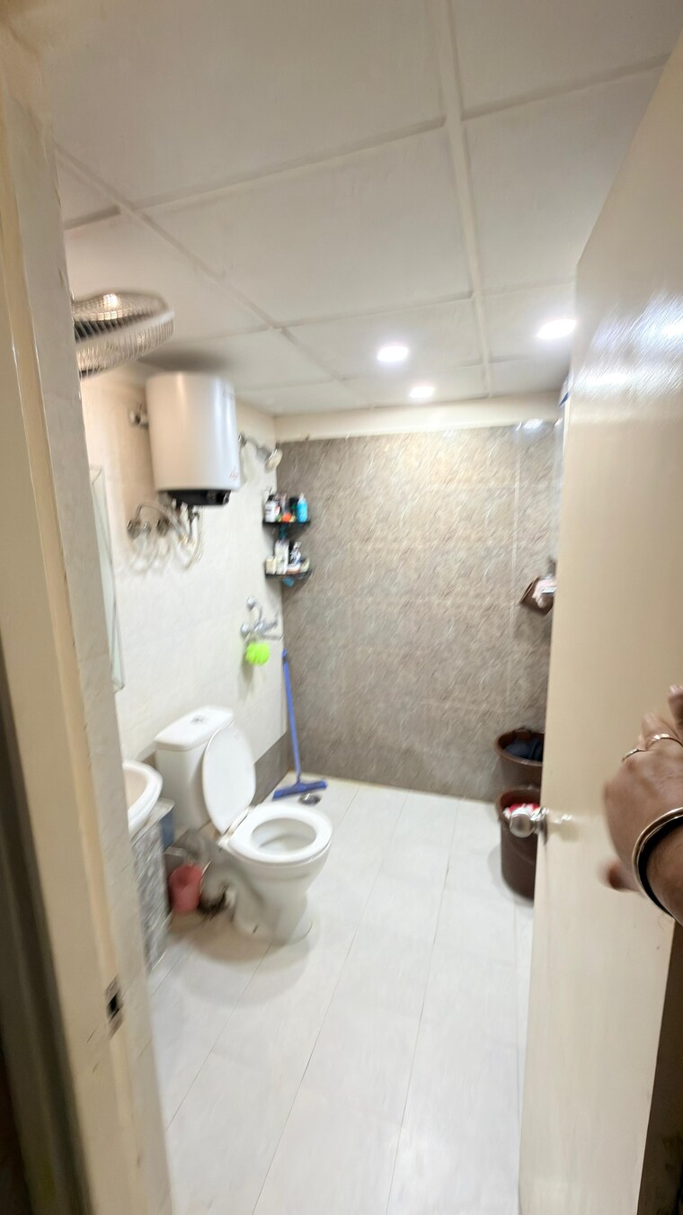 Bathroom, uninav-bliss 4 Bedroom 2590 Sq.Ft. Apartment In Raj Nagar Extension Ghaziabad 9464198