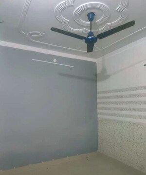 Room in 2 BHK Apartment at Hazratganj – for Rent