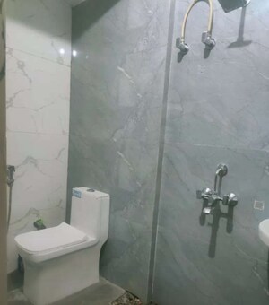 Bathroom in 2 BHK Apartment at Hazratganj – for Rent