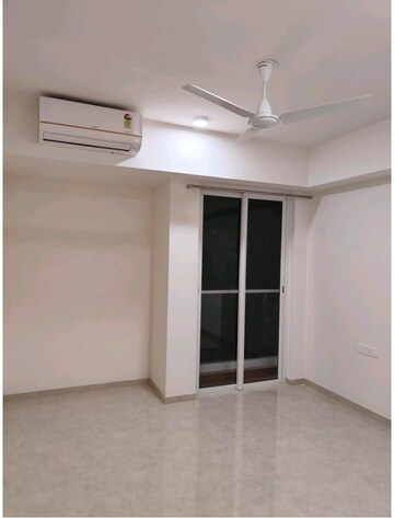 Room in 2 BHK Apartment at Indiabulls One Indiabulls, Pokhran Road No Two – for Rent