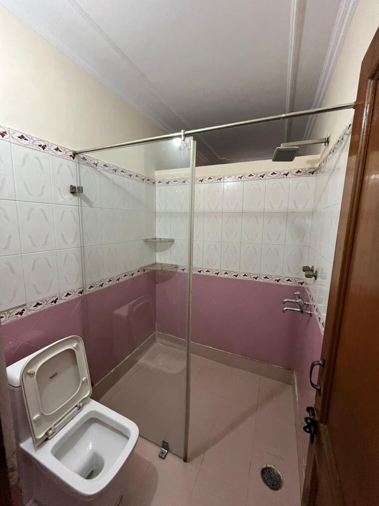 Bathroom, palam vihar 2 Bedroom 1400 Sq.Ft. Builder Floor In Palam Vihar Gurgaon 9464630