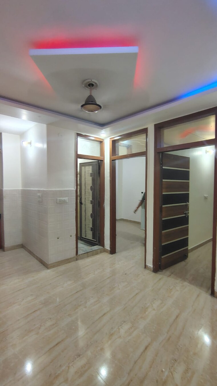 Room, dwarka mor 2 Bedroom 540 Sq.Yd. Builder Floor In Dwarka Mor Delhi 9464759