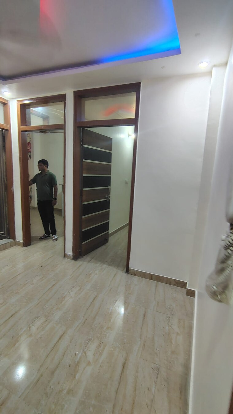 Room, dwarka mor 2 Bedroom 540 Sq.Yd. Builder Floor In Dwarka Mor Delhi 9464759