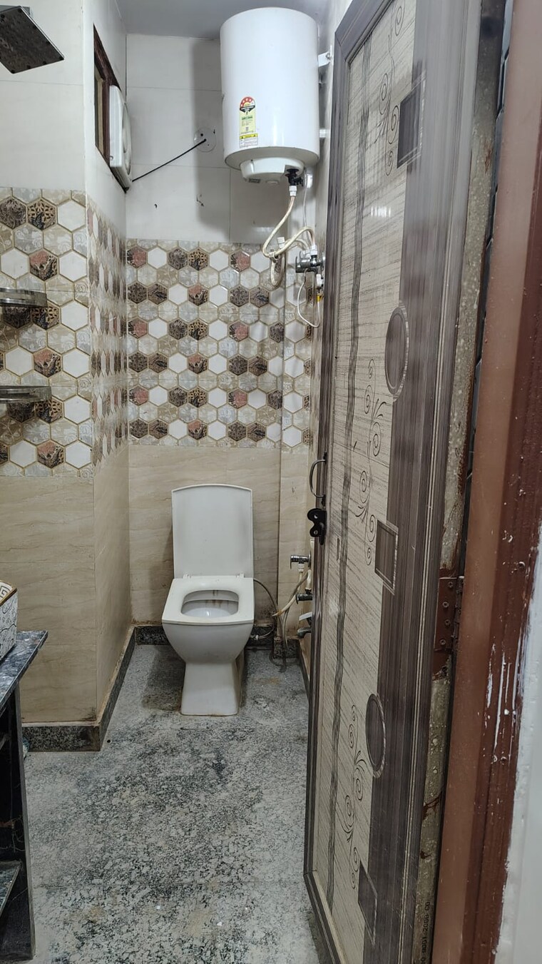 Bathroom, dwarka mor 2 Bedroom 540 Sq.Yd. Builder Floor In Dwarka Mor Delhi 9464759