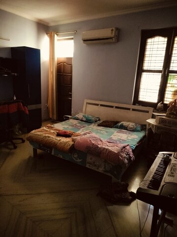 Bedroom in 3 BHK Builder Floor at Sector 23 – for Rent