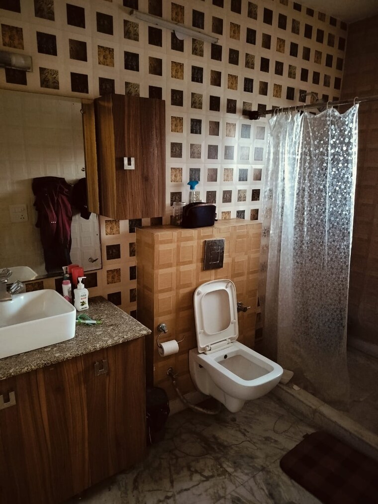 Bathroom, sector 23 3 Bedroom 3500 Sq.Ft. Builder Floor In Sector 23 Gurgaon 9464760