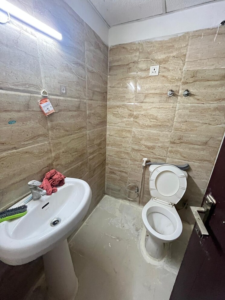 Bathroom, ajnara-homes 2 Bedroom 1060 Sq.Ft. Apartment In Sector 16b Greater Noida Greater Noida 9464804