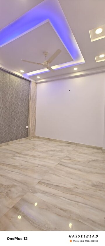 Room in 2 BHK Builder Floor at Sector 73 – for Sale