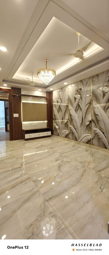 Parking in 2 BHK Builder Floor at Sector 73 – for Sale