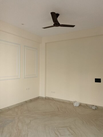 Room in 2.5 BHK Builder Floor at Sector 57 – for Rent