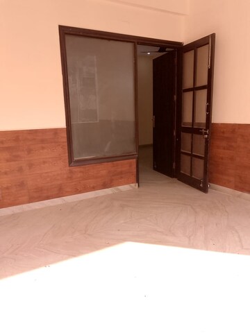 Room in 2.5 BHK Builder Floor at Sector 57 – for Rent
