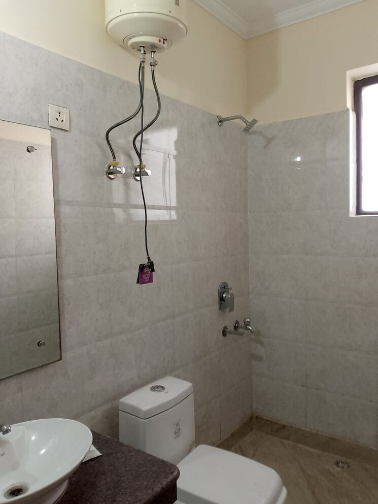 Bathroom, sector 57 2.5 Bedroom 1300 Sq.Ft. Builder Floor In Sector 57 Gurgaon 9465037