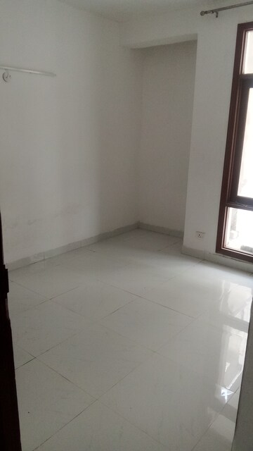 Room in 2 BHK Apartment at Parker White Lily, Sector 8 – for Rent