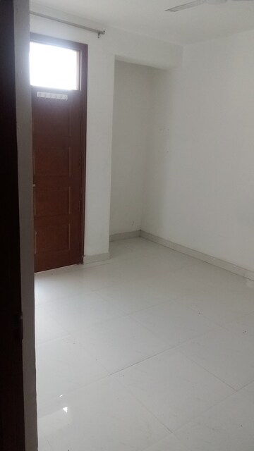 Room in 2 BHK Apartment at Parker White Lily, Sector 8 – for Rent