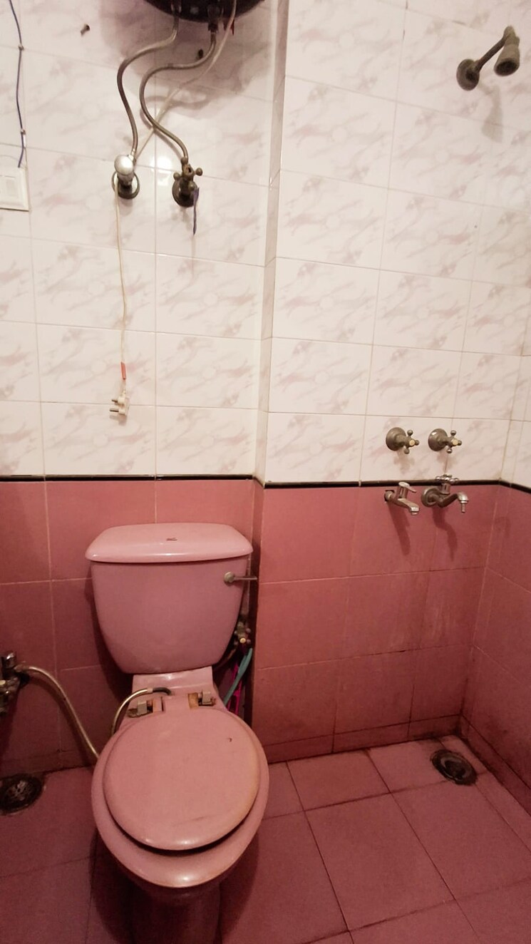 Bathroom, palam-vihar-residents-association 2 Bedroom 173 Sq.Yd. Builder Floor In Palam Vihar Gurgaon 9465040