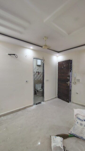 Room in 3 BHK Builder Floor at Dwarka Mor – for Rent