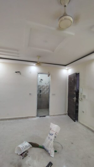 Room in 3 BHK Builder Floor at Dwarka Mor – for Rent