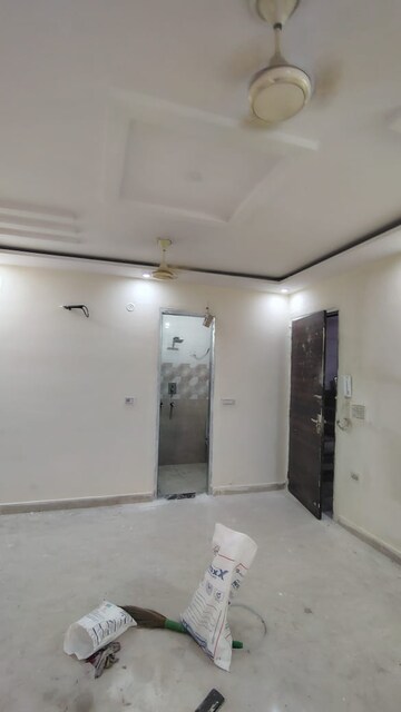 Room in 3 BHK Builder Floor at Dwarka Mor – for Rent