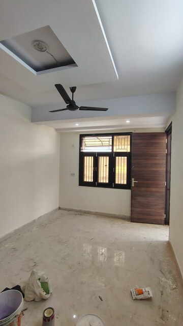 Room in 3 BHK Builder Floor at Dwarka Mor – for Rent