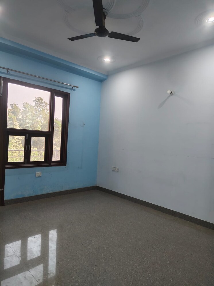 Room, sector 52 3 Bedroom 2100 Sq.Ft. Builder Floor In Sector 52 Gurgaon 9465077