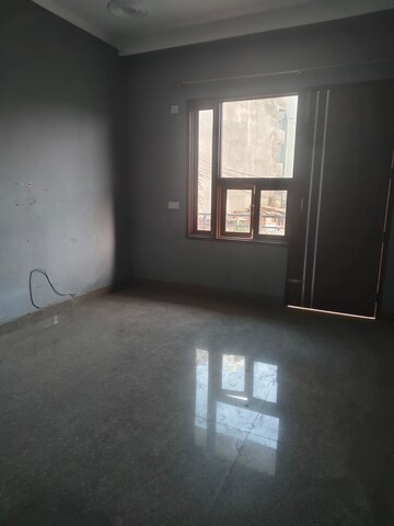 Room in 3 BHK Builder Floor at Sector 52 – for Rent