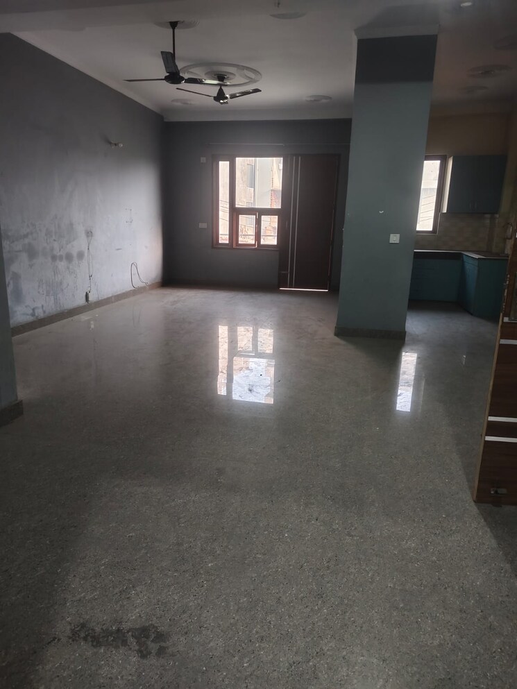 Room, sector 52 3 Bedroom 2100 Sq.Ft. Builder Floor In Sector 52 Gurgaon 9465077