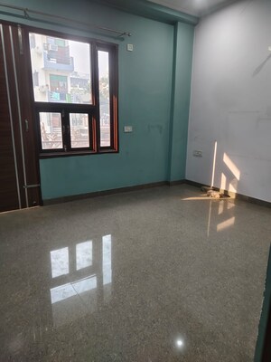 Room in 3 BHK Builder Floor at Sector 52 – for Rent