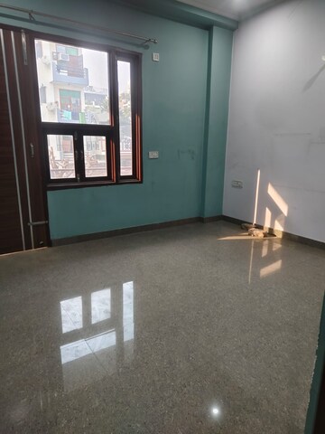 Room in 3 BHK Builder Floor at Sector 52 – for Rent