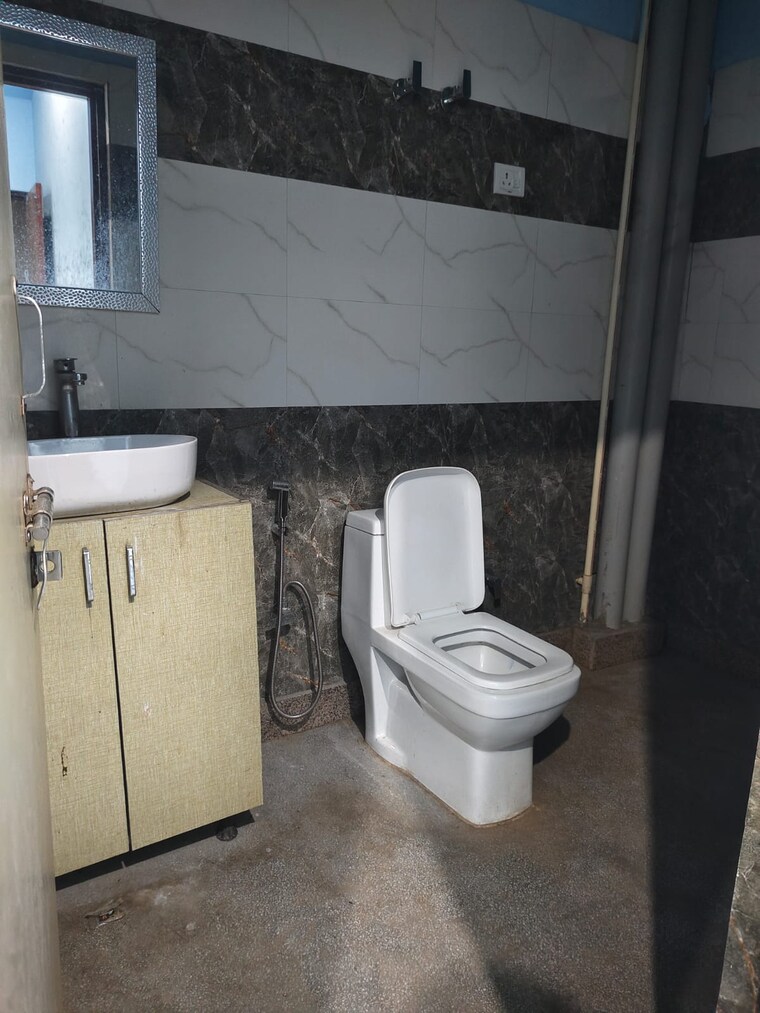 Bathroom, sector 52 3 Bedroom 2100 Sq.Ft. Builder Floor In Sector 52 Gurgaon 9465077