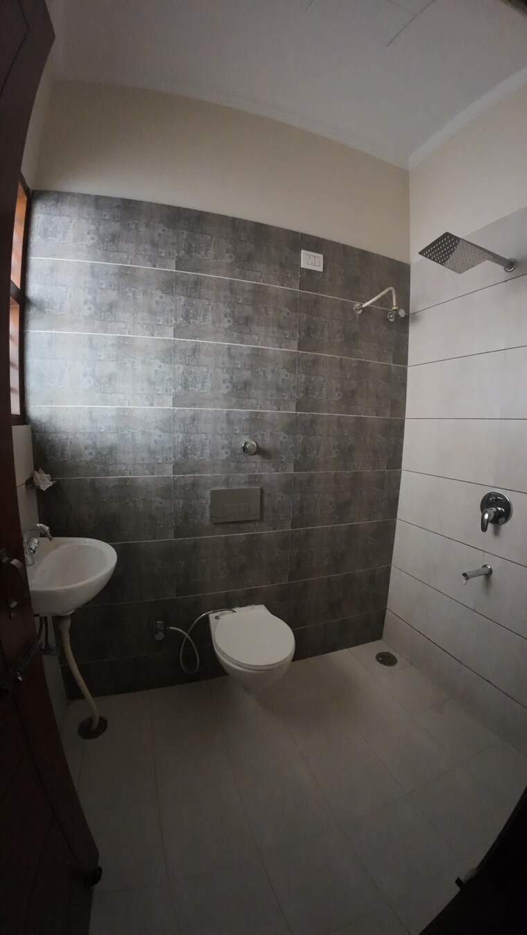 Bathroom, guru-nanak-enclave 2 Bedroom 1305 Sq.Ft. Apartment In Dhakoli Zirakpur 9465097
