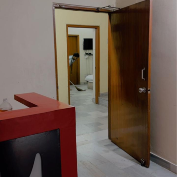 Room in 6+ BHK Independent House at Gomti Nagar – for Rent