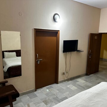 Room in 6+ BHK Independent House at Gomti Nagar – for Rent