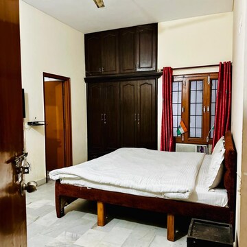 Bedroom in 6+ BHK Independent House at Gomti Nagar – for Rent