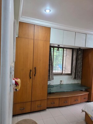 Furnished Amenities in 2 BHK Apartment at Sukratara Apartment, Vile Parle East – for Rent
