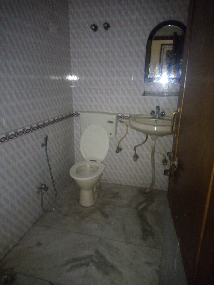 Bathroom, pi greater noida 1 Bedroom 40 Sq.Mt. Builder Floor In Pi Greater Noida Greater Noida 9465133