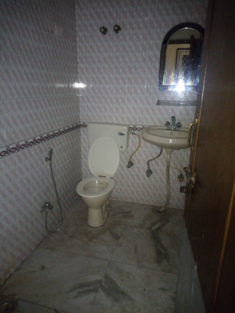 Bathroom, pi greater noida 1 Bedroom 40 Sq.Mt. Builder Floor In Pi Greater Noida Greater Noida 9465133