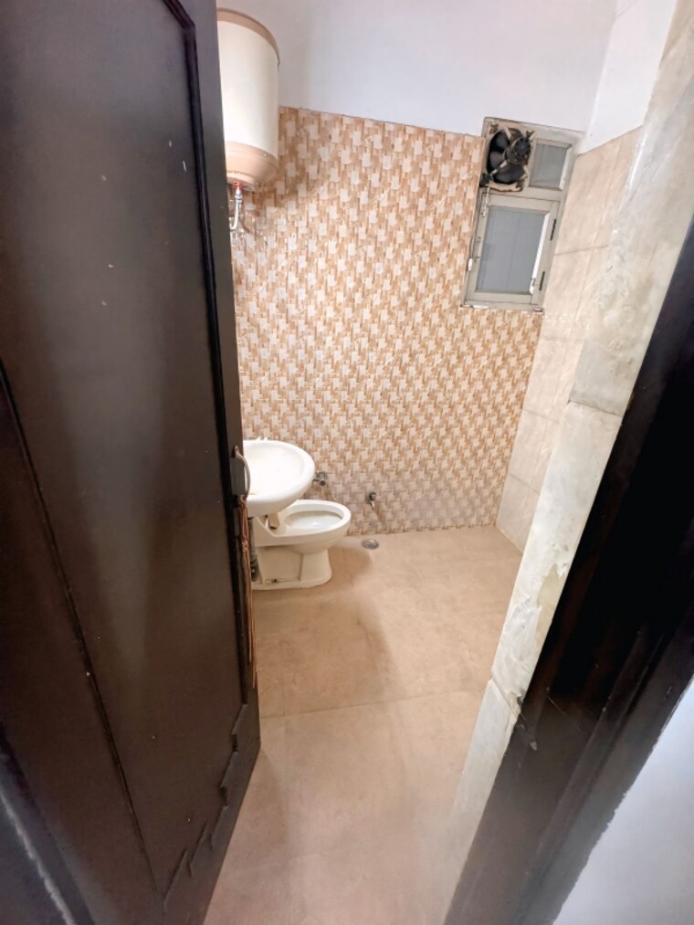 Bathroom, old rajinder nagar 3 Bedroom 1130 Sq.Ft. Builder Floor In Old Rajinder Nagar Delhi 9465150