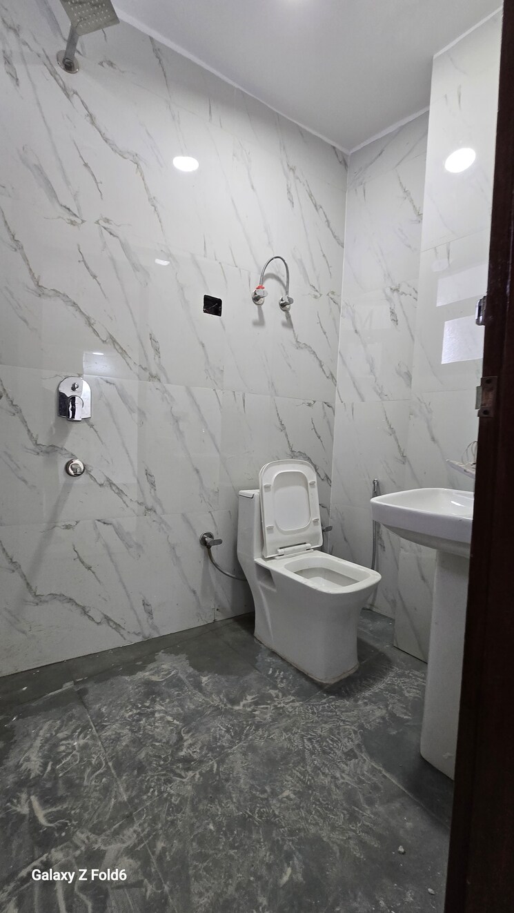 Bathroom, chattarpur 3 Bedroom 1500 Sq.Ft. Builder Floor In Chattarpur Delhi 9465153