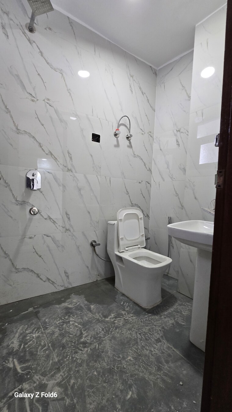 Bathroom, chattarpur 3 Bedroom 1500 Sq.Ft. Builder Floor In Chattarpur Delhi 9465153