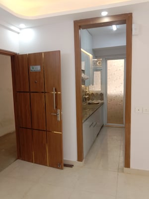 Room in 2 BHK Apartment at Signature Global Prime, Sector 63a – for Rent