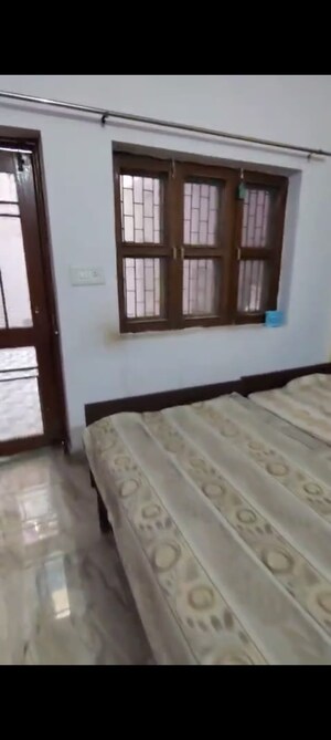 Room in 2 BHK Builder Floor at Sector 21 – for Rent