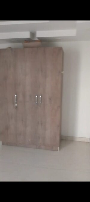 Room in 5 BHK Builder Floor at Palam Vihar – for Rent