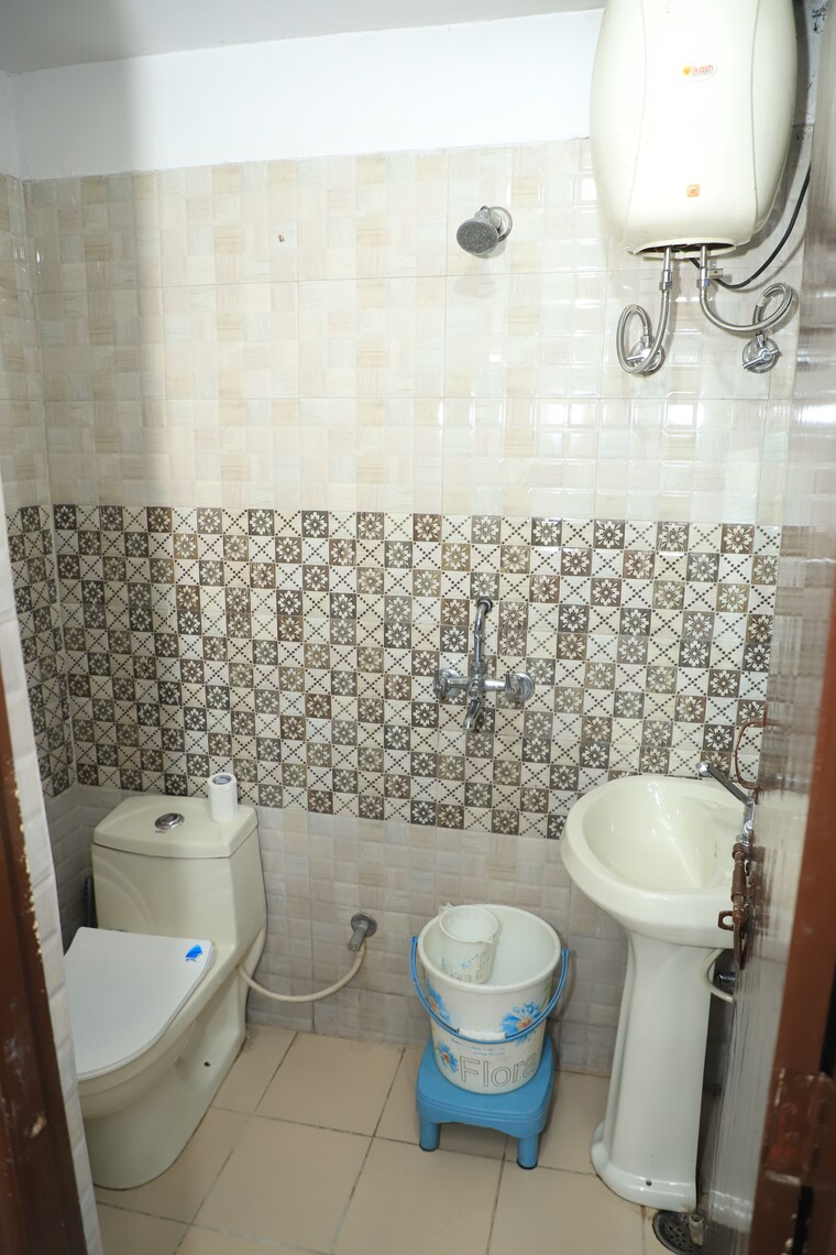Bathroom, chattarpur 2 Bedroom 87 Sq.Yd. Builder Floor In Chattarpur Delhi 9465294