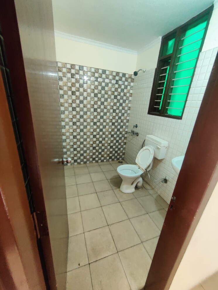 Bathroom, sector 37 2 Bedroom 200 Sq.Yd. Builder Floor In Sector 37 Bahadurgarh 9465409