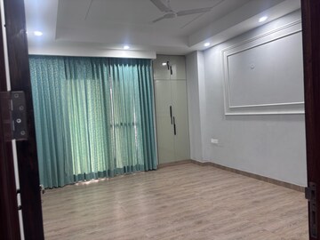 Room in 3 BHK Builder Floor at Sector 21 – for Rent