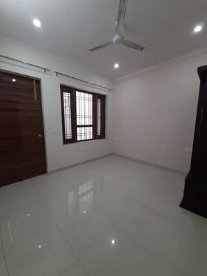 Room in 2 BHK Builder Floor at RWA Residential Society Sector 46, Sector 46 – for Rent