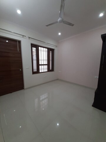 Room in 2 BHK Builder Floor at RWA Residential Society Sector 46, Sector 46 – for Rent