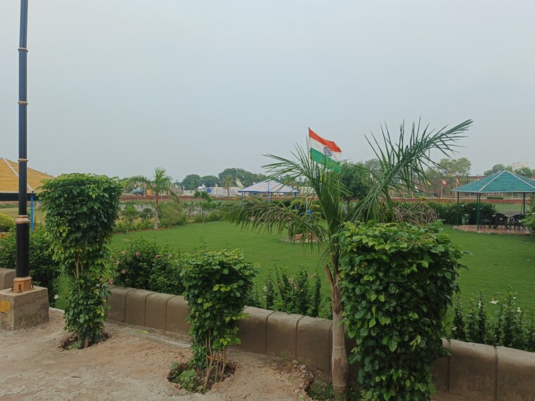 Garden, sector 33 yamuna expressway  300 Sq.Yd. Plot In Sector 33 Yamuna Expressway Greater Noida 9465418