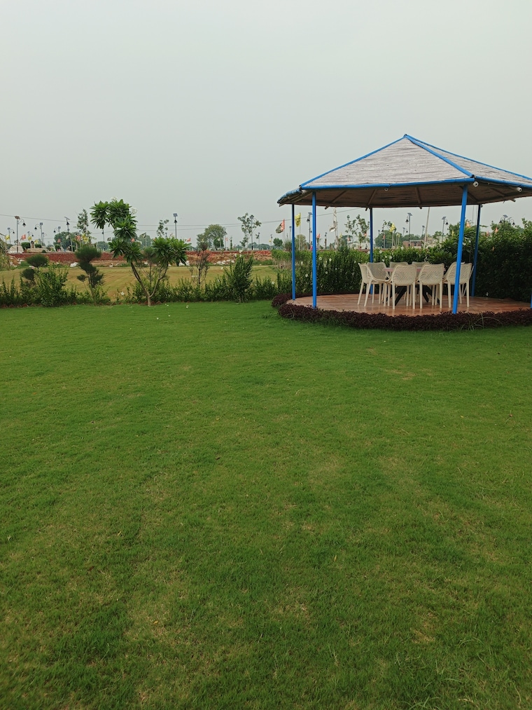 Garden, sector 33 yamuna expressway  300 Sq.Yd. Plot In Sector 33 Yamuna Expressway Greater Noida 9465418
